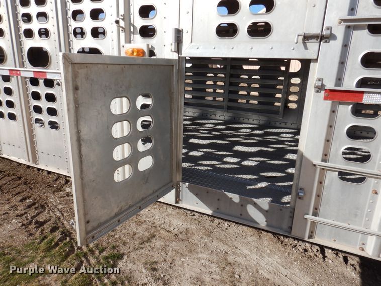 image for item JH9907 2007 Wilson PSDCL-402  livestsock trailer