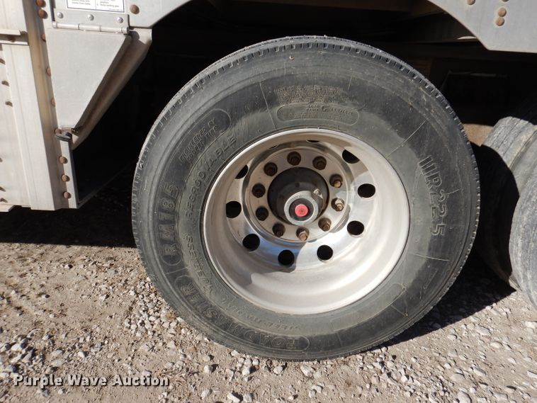 image for item JH9907 2007 Wilson PSDCL-402  livestsock trailer