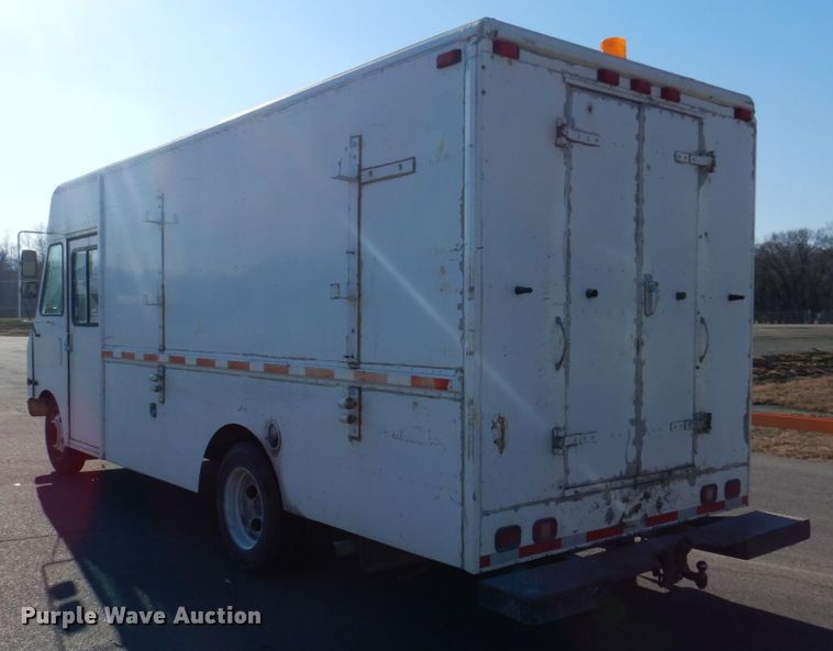 image for item DH8116 2002 Workhorse  delivery truck