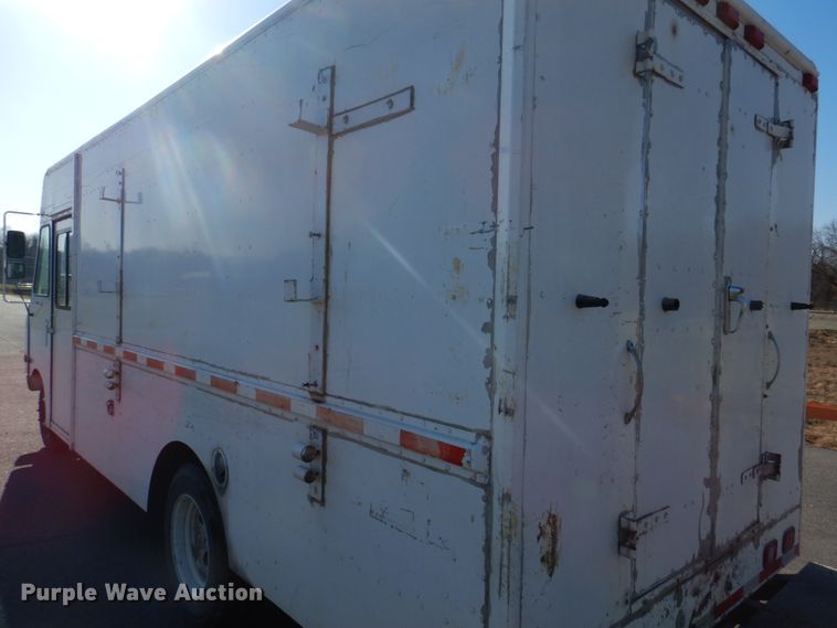 image for item DH8116 2002 Workhorse  delivery truck