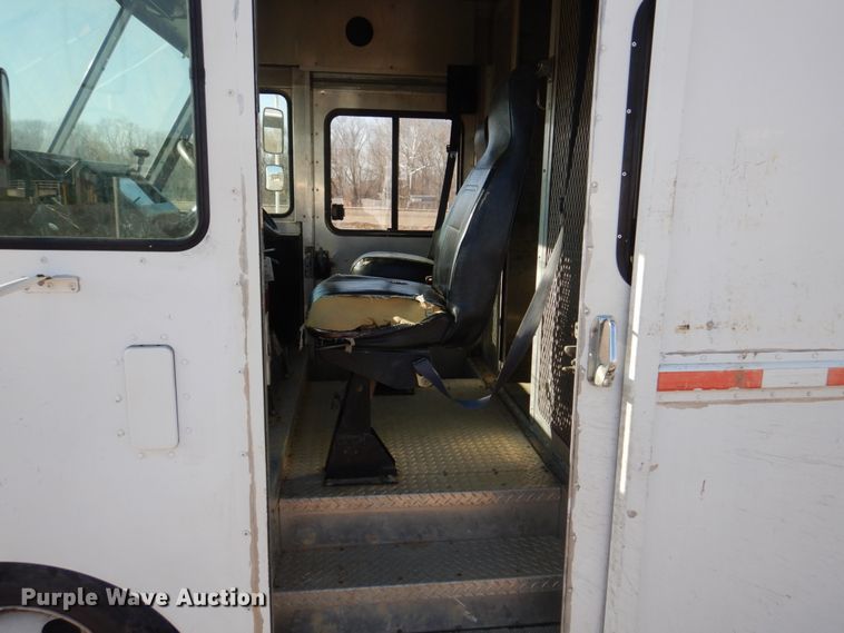 image for item DH8116 2002 Workhorse  delivery truck