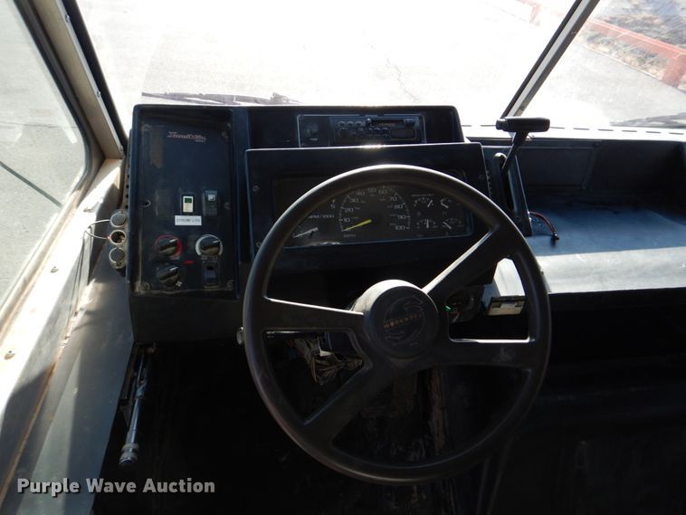 image for item DH8116 2002 Workhorse  delivery truck