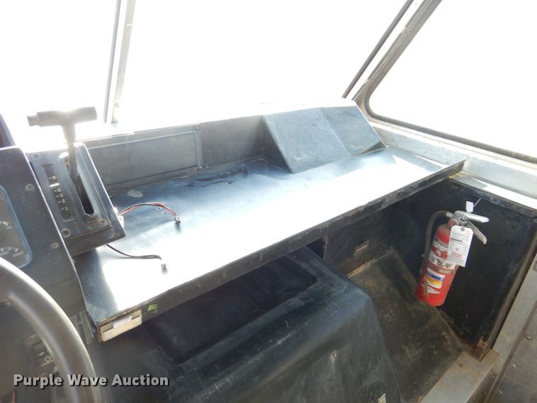 image for item DH8116 2002 Workhorse  delivery truck