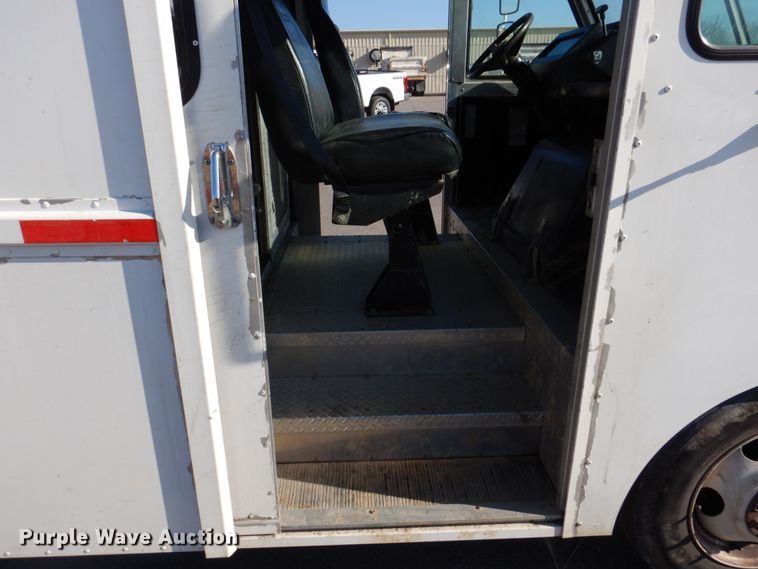 image for item DH8116 2002 Workhorse  delivery truck