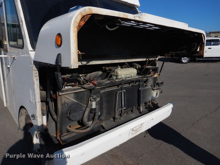 image for item DH8116 2002 Workhorse  delivery truck