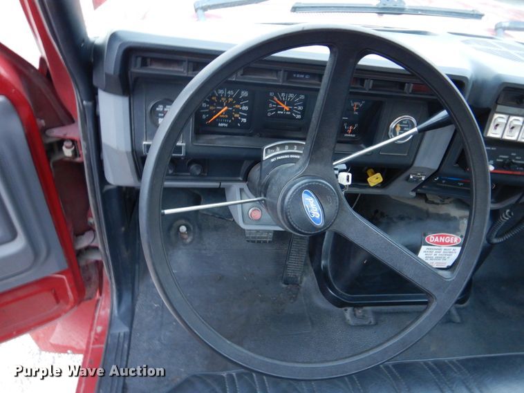 image for item DH8148 1995 Ford F800  pumper fire truck