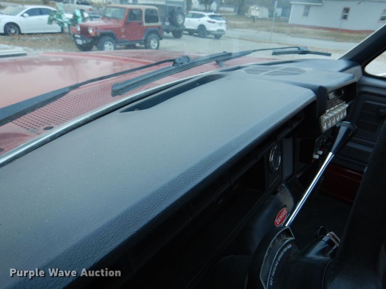 image for item DH8148 1995 Ford F800  pumper fire truck