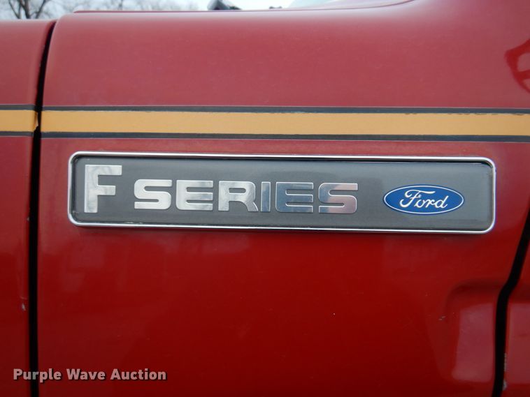 image for item DH8148 1995 Ford F800  pumper fire truck
