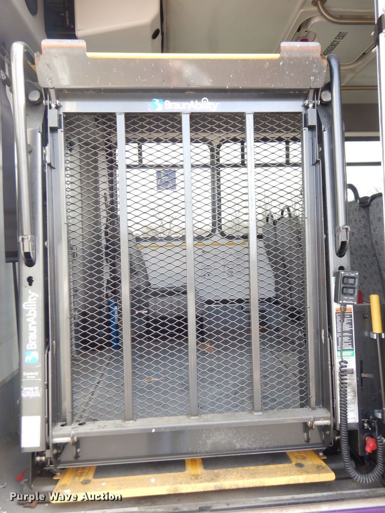 image for item DH8781 2017 Ford E450 Super Duty  shuttle bus