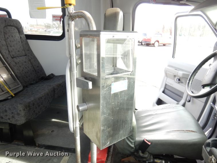 image for item DH8781 2017 Ford E450 Super Duty  shuttle bus