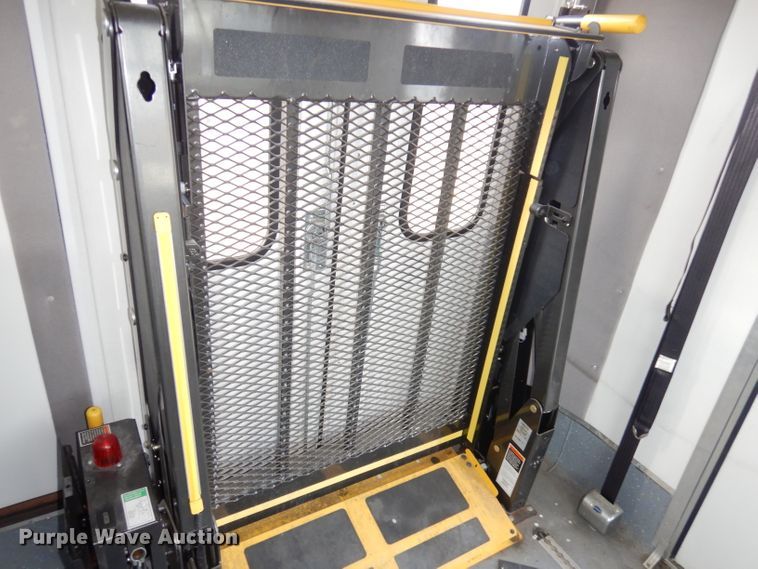 image for item DH8781 2017 Ford E450 Super Duty  shuttle bus