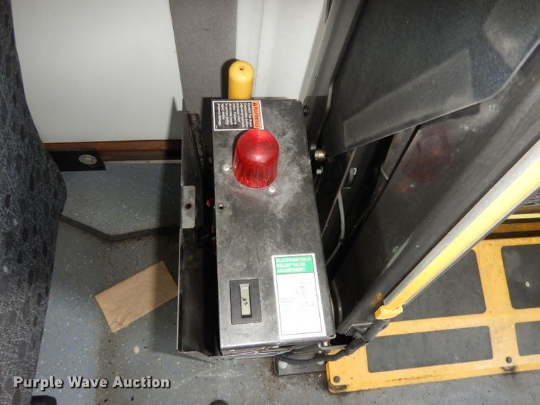 image for item DH8781 2017 Ford E450 Super Duty  shuttle bus