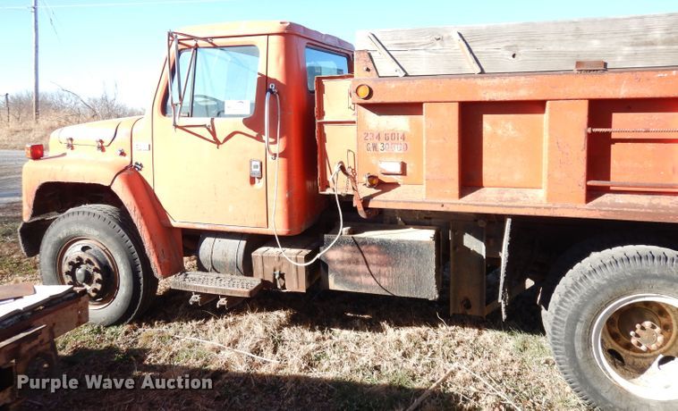 image for item DH8784 1984 International 1754  dump truck