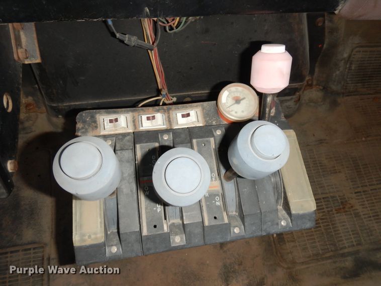 image for item DH8784 1984 International 1754  dump truck