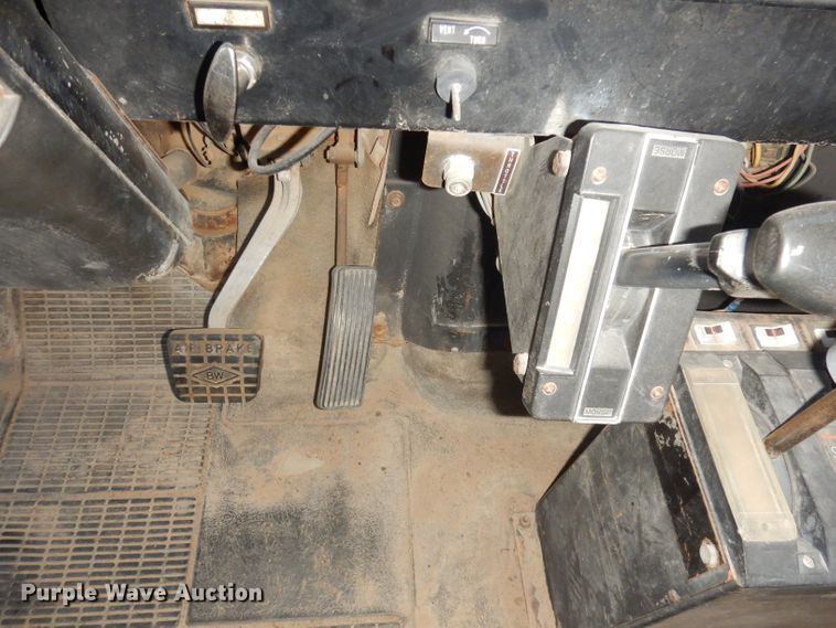 image for item DH8784 1984 International 1754  dump truck