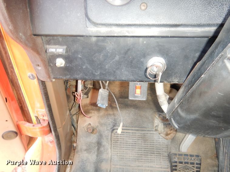 image for item DH8784 1984 International 1754  dump truck