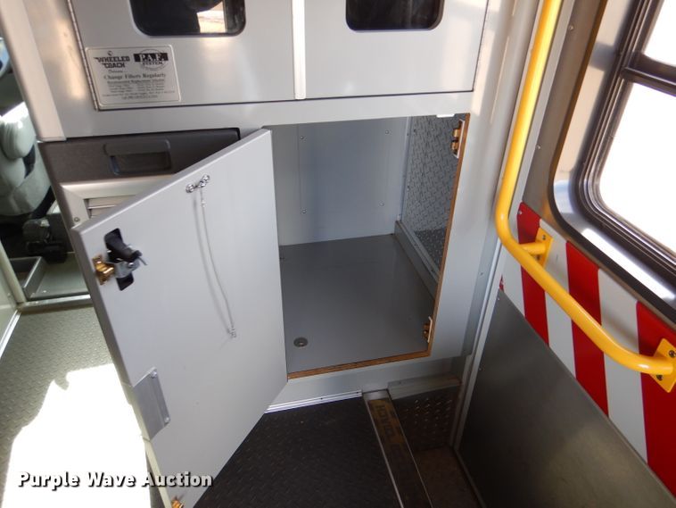 image for item IE9533 2008 Ford E450 Super Duty  ambulance