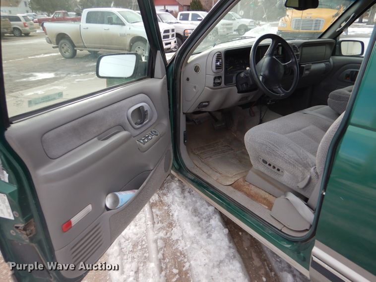 image for item IE9534 1999 Chevrolet Suburban C1500  SUV