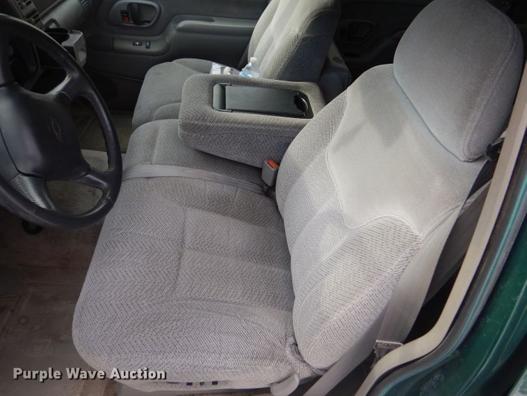 image for item IE9534 1999 Chevrolet Suburban C1500  SUV