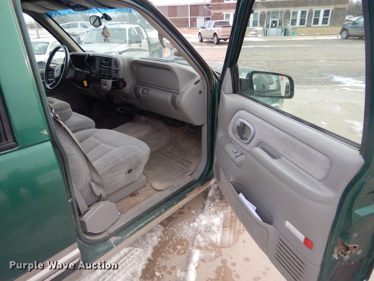 image for item IE9534 1999 Chevrolet Suburban C1500  SUV