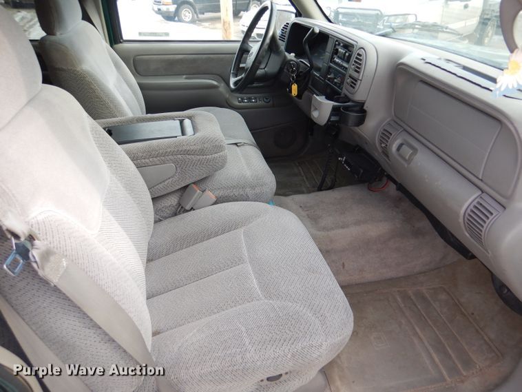 image for item IE9534 1999 Chevrolet Suburban C1500  SUV