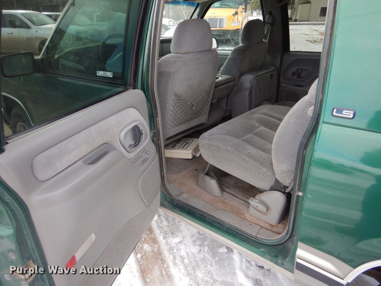 image for item IE9534 1999 Chevrolet Suburban C1500  SUV