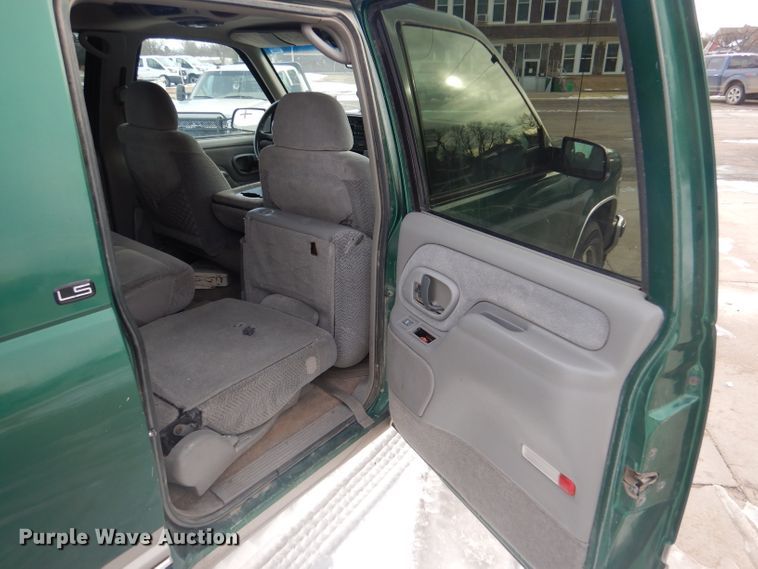 image for item IE9534 1999 Chevrolet Suburban C1500  SUV