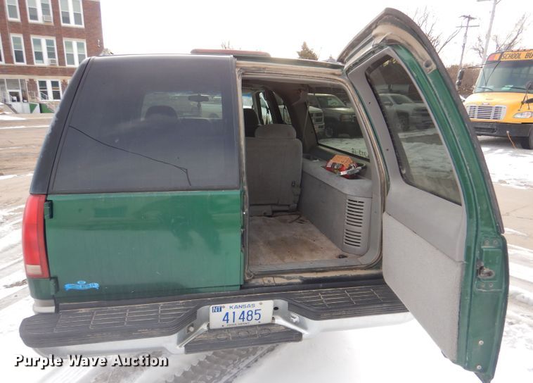 image for item IE9534 1999 Chevrolet Suburban C1500  SUV