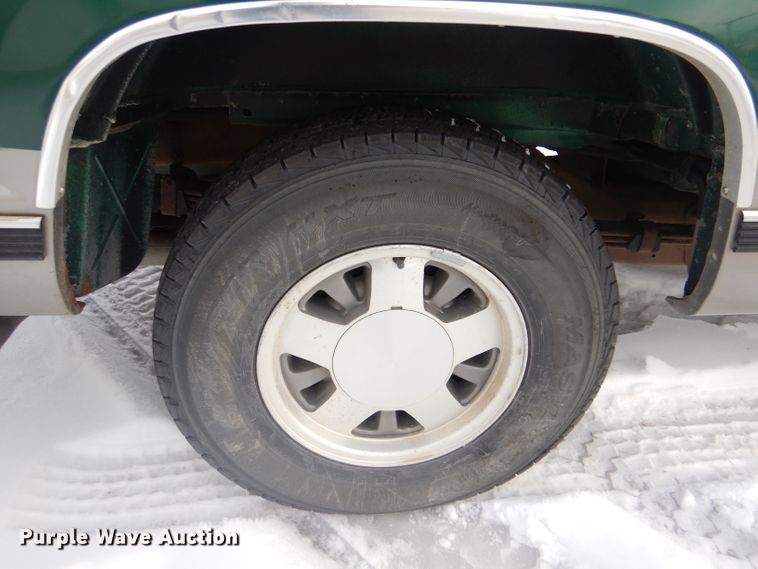 image for item IE9534 1999 Chevrolet Suburban C1500  SUV