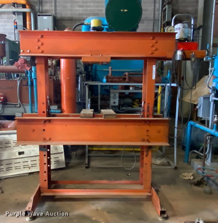 image for item IG9528 Hydraulic press