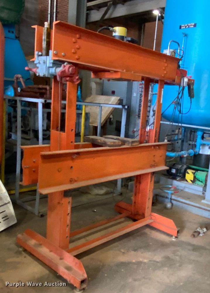 image for item IG9528 Hydraulic press