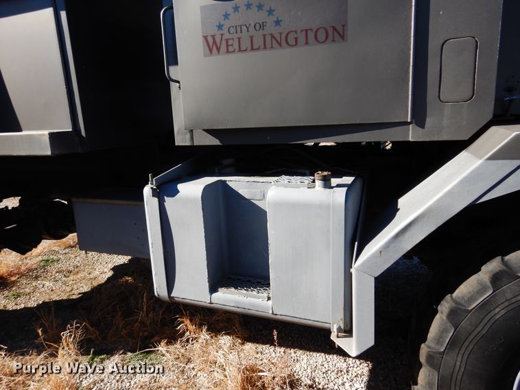 image for item JJ9704 1981 Oshkosh  dump truck