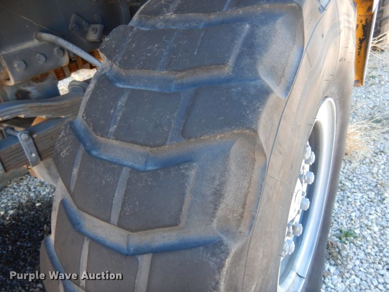 image for item JJ9704 1981 Oshkosh  dump truck