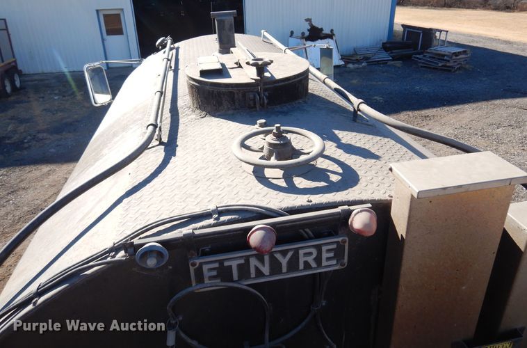 image for item JJ9705 1980 GMC 7000  oil distributor truck