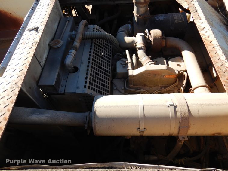 image for item JJ9710 1989 Cedarapids CR-461  paver