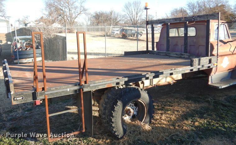 image for item JJ9719 1965 GMC 4000  flatbed truck