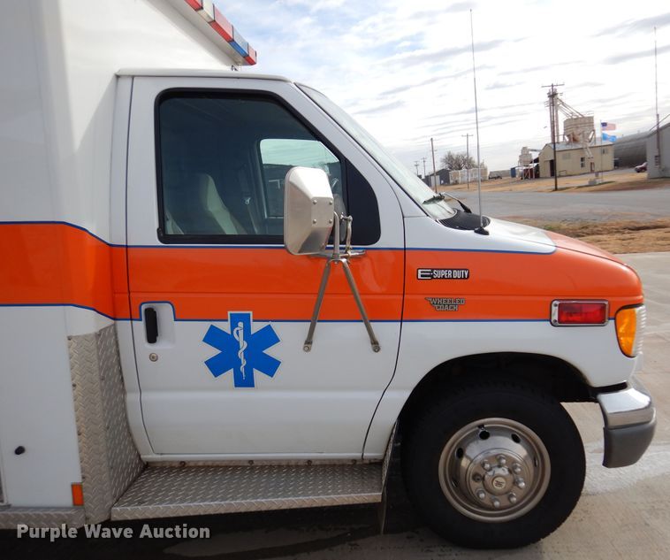 image for item JJ9725 1999 Ford E450 Super Duty  ambulance
