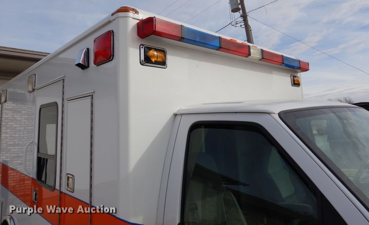 image for item JJ9725 1999 Ford E450 Super Duty  ambulance