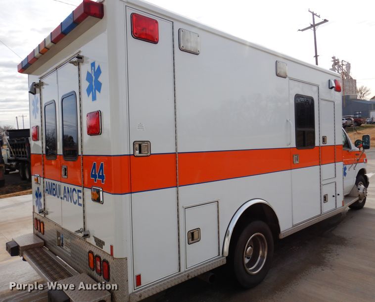 image for item JJ9725 1999 Ford E450 Super Duty  ambulance
