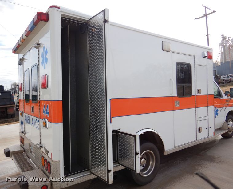 image for item JJ9725 1999 Ford E450 Super Duty  ambulance