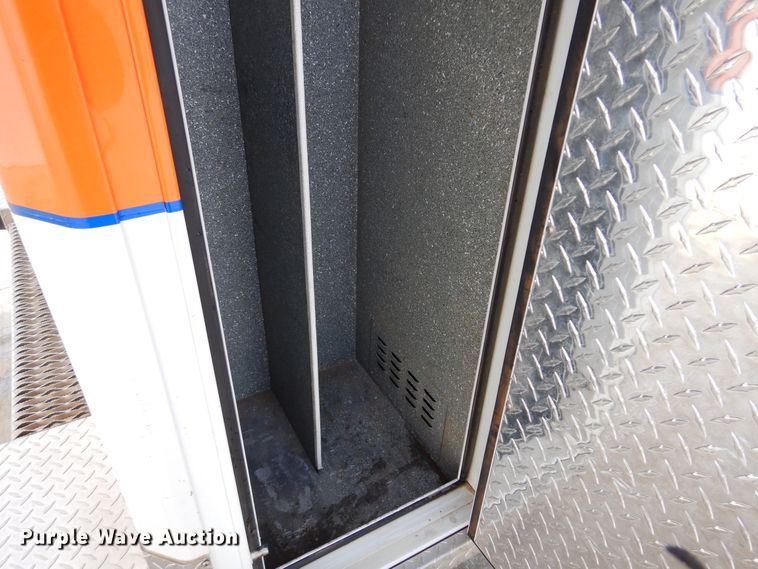 image for item JJ9725 1999 Ford E450 Super Duty  ambulance