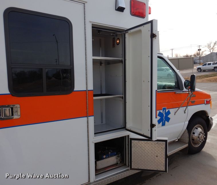 image for item JJ9725 1999 Ford E450 Super Duty  ambulance