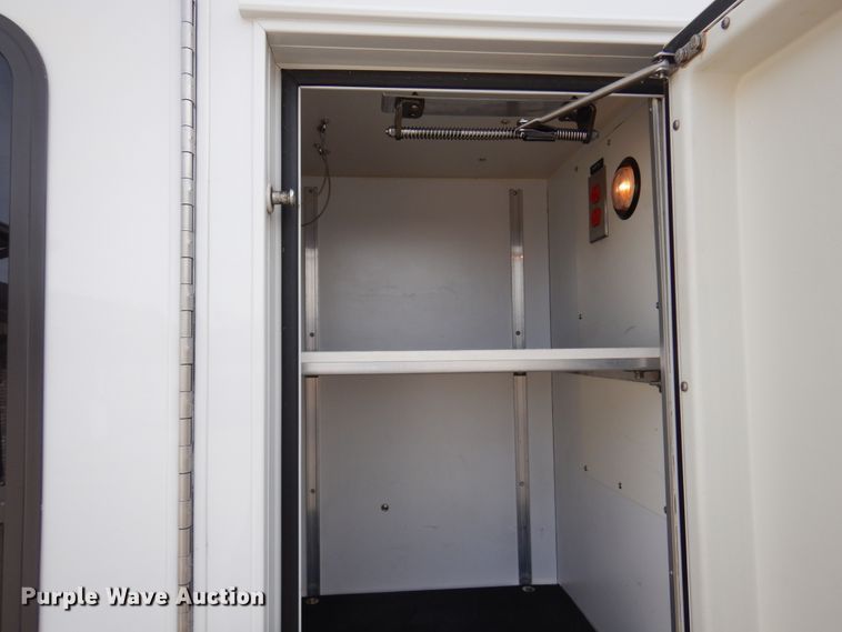 image for item JJ9725 1999 Ford E450 Super Duty  ambulance