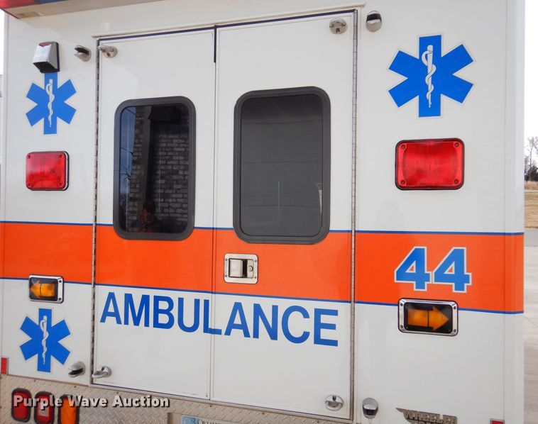 image for item JJ9725 1999 Ford E450 Super Duty  ambulance