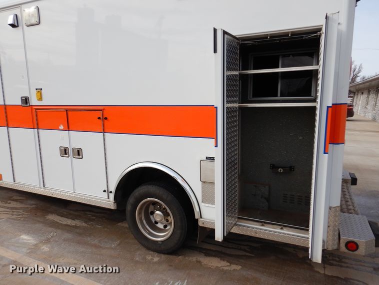 image for item JJ9725 1999 Ford E450 Super Duty  ambulance