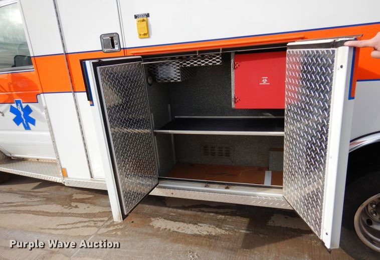 image for item JJ9725 1999 Ford E450 Super Duty  ambulance