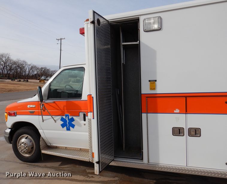 image for item JJ9725 1999 Ford E450 Super Duty  ambulance