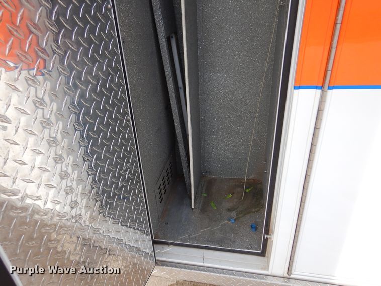 image for item JJ9725 1999 Ford E450 Super Duty  ambulance