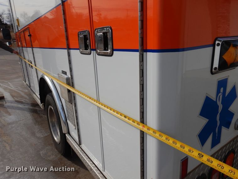 image for item JJ9725 1999 Ford E450 Super Duty  ambulance