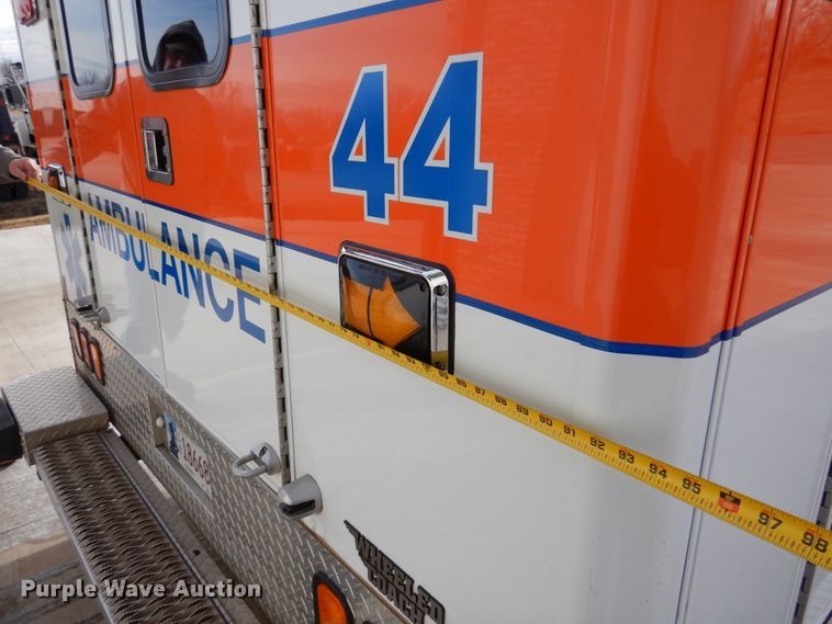 image for item JJ9725 1999 Ford E450 Super Duty  ambulance